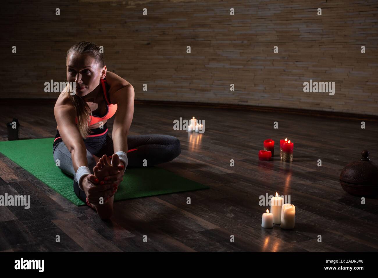 Schöne junge Dame Yoga und lächelnd Stockfoto