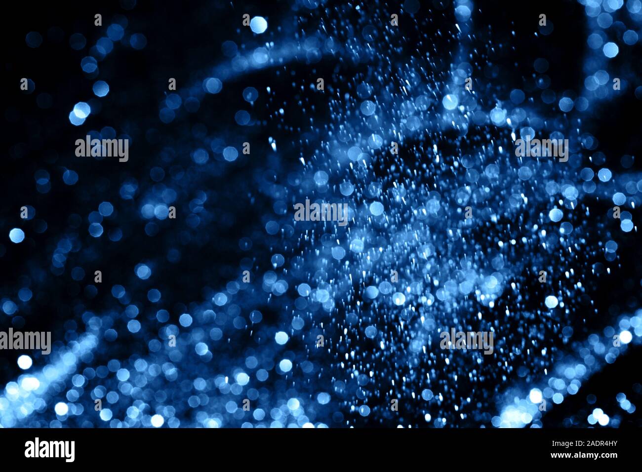 Splash blau funkelt auf schwarzem Hintergrund. Farbe des Jahres Konzept 2020. Stockfoto