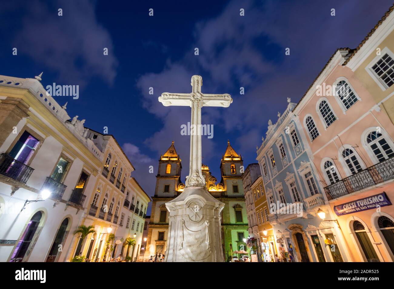 Wunderschöne Aussicht auf großes Kreuz und alten kolonialen Kirche im historischen Zentrum von Salvador, Bahia, Brasilien Stockfoto