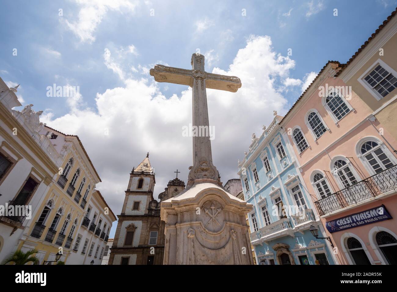 Wunderschöne Aussicht auf großes Kreuz und alten kolonialen Kirche im historischen Zentrum von Salvador, Bahia, Brasilien Stockfoto