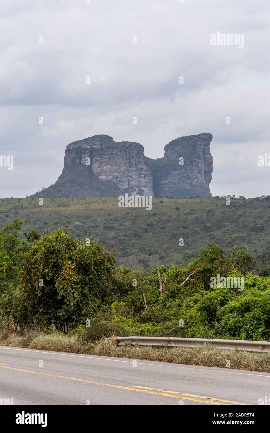 Blick auf die Autobahn Express auf dem Land mit einem großen Berg an der Rückseite, Chapada Diamantina, Bahia, Brasilien Stockfoto