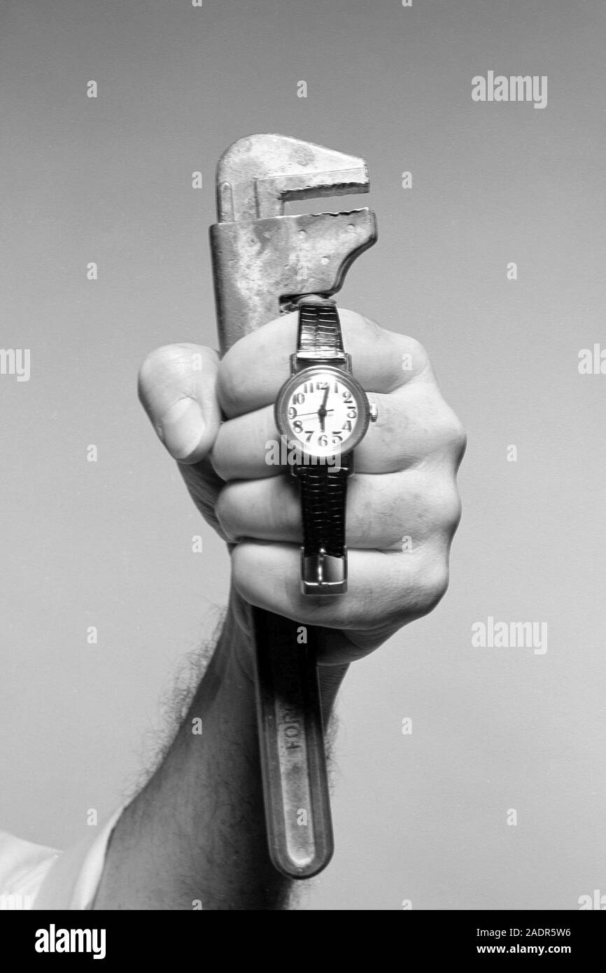 Klempner mit Uhr und Schraubenschlüssel Stockfoto