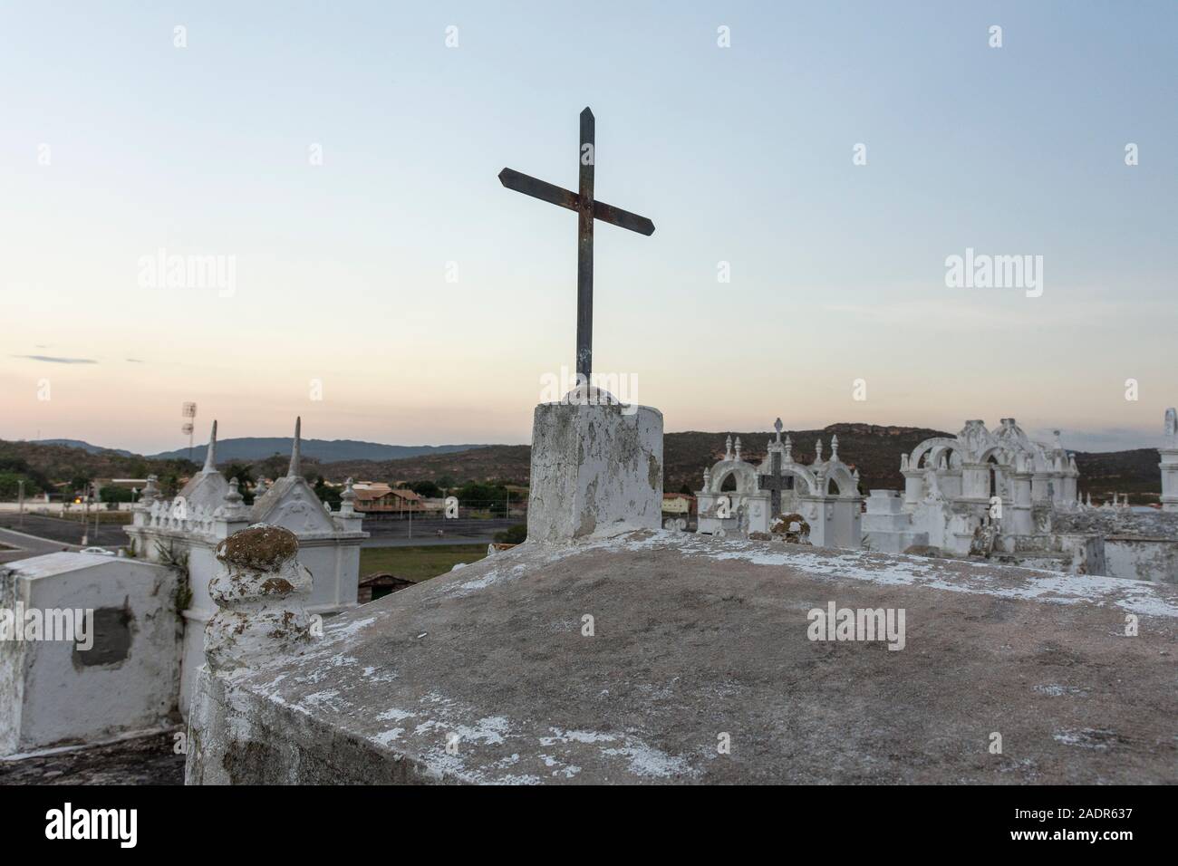 Wunderschöne Aussicht auf weißen byzantinischen Stil grab Steine auf mountani Seite in Santa Izabel Friedhof, Mucugê, Chapada Diamantina, Bahia, Brasilien Stockfoto