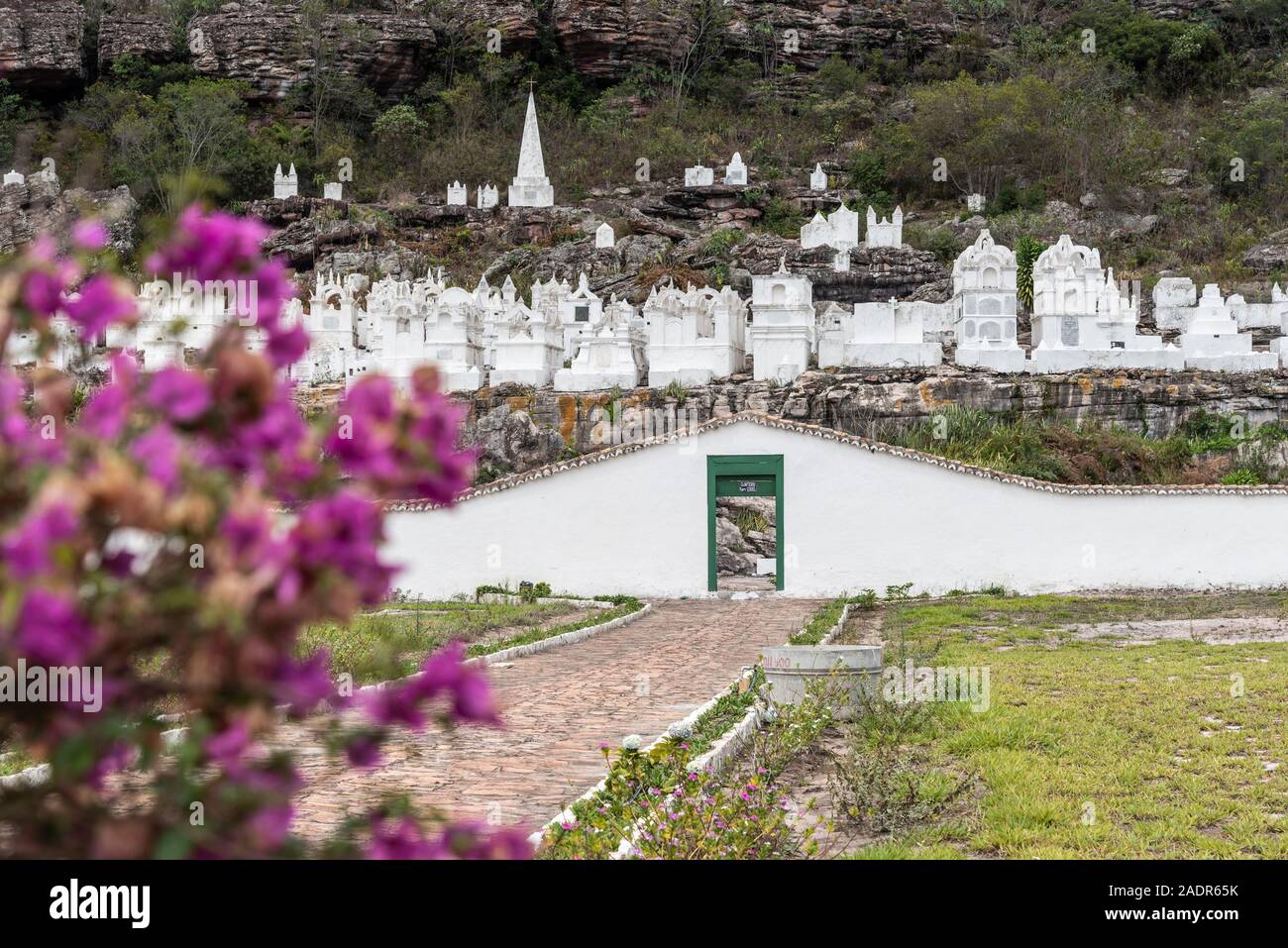 Wunderschöne Aussicht auf weißen byzantinischen Stil grab Steine auf mountani Seite in Santa Izabel Friedhof, Mucugê, Chapada Diamantina, Bahia, Brasilien Stockfoto