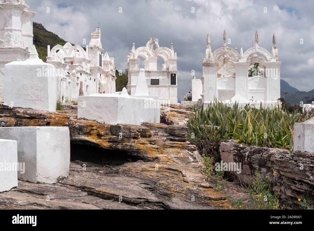 Wunderschöne Aussicht auf weißen byzantinischen Stil grab Steine auf mountani Seite in Santa Izabel Friedhof, Mucugê, Chapada Diamantina, Bahia, Brasilien Stockfoto
