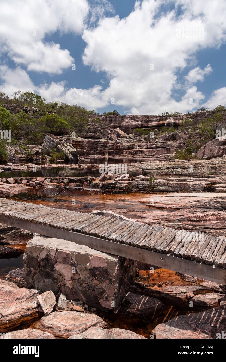 Holz- Weg über die Felsen am schönen Fluss auf felsigen Landschaft, Chapada Diamantina, Bahia, Brasilien Stockfoto