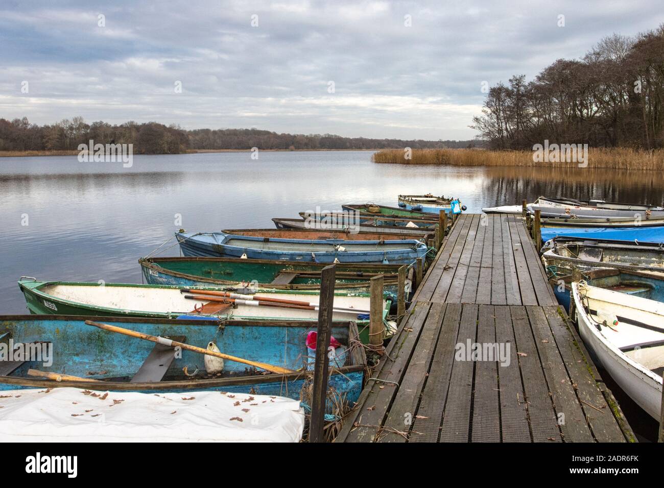 Hantieren in Boote ... Moore neben der Promenade Stockfoto