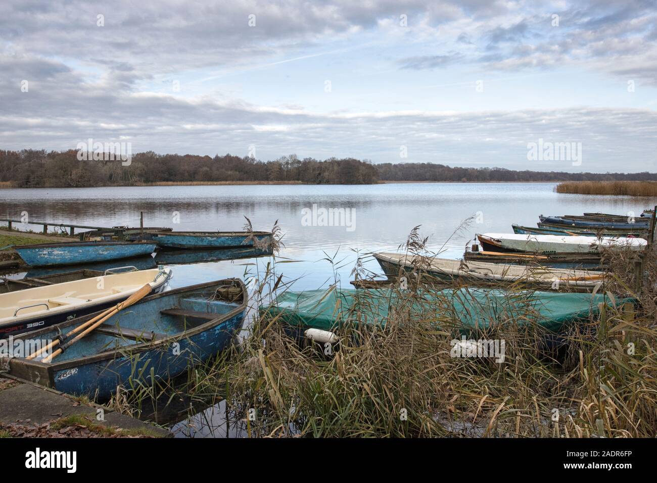 Hantieren in Boote ... Moore neben der Promenade Stockfoto