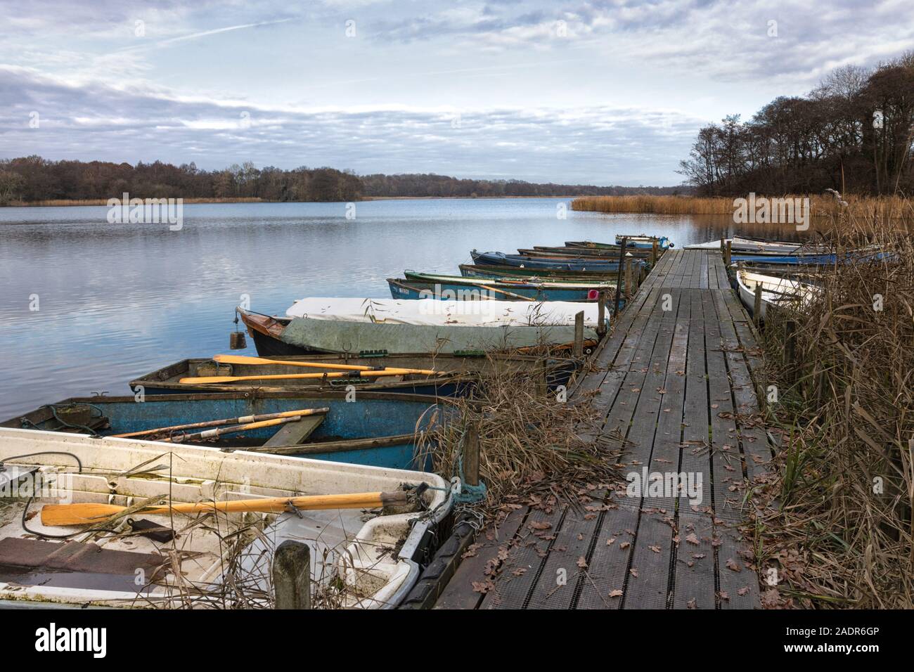 Hantieren in Boote ... Moore neben der Promenade Stockfoto
