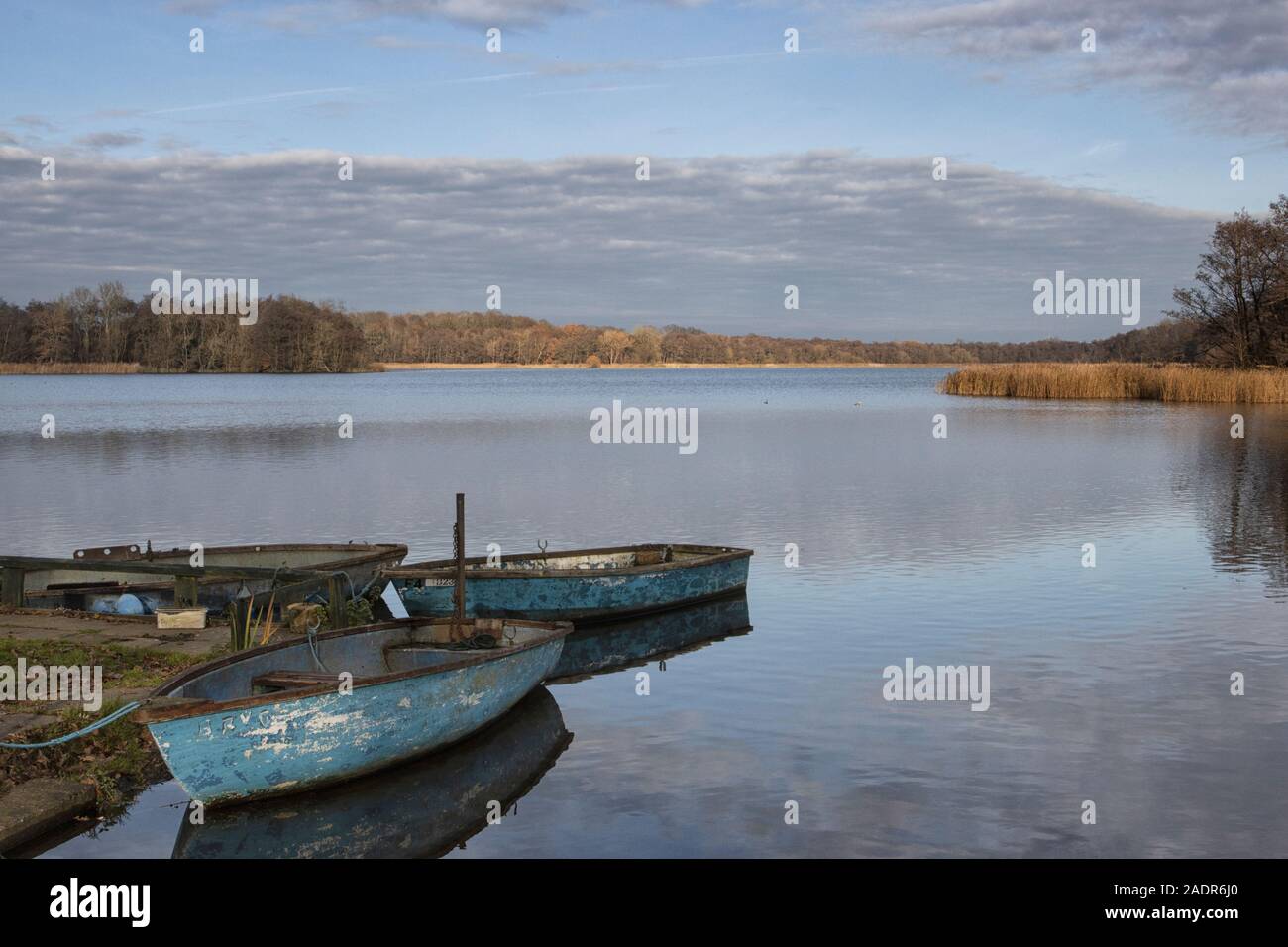 Hantieren in Boote ... Moore neben der Promenade Stockfoto