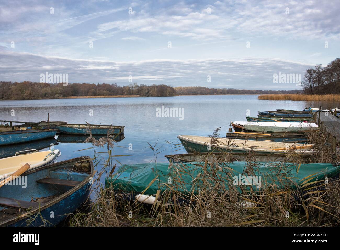 Hantieren in Boote ... Moore neben der Promenade Stockfoto