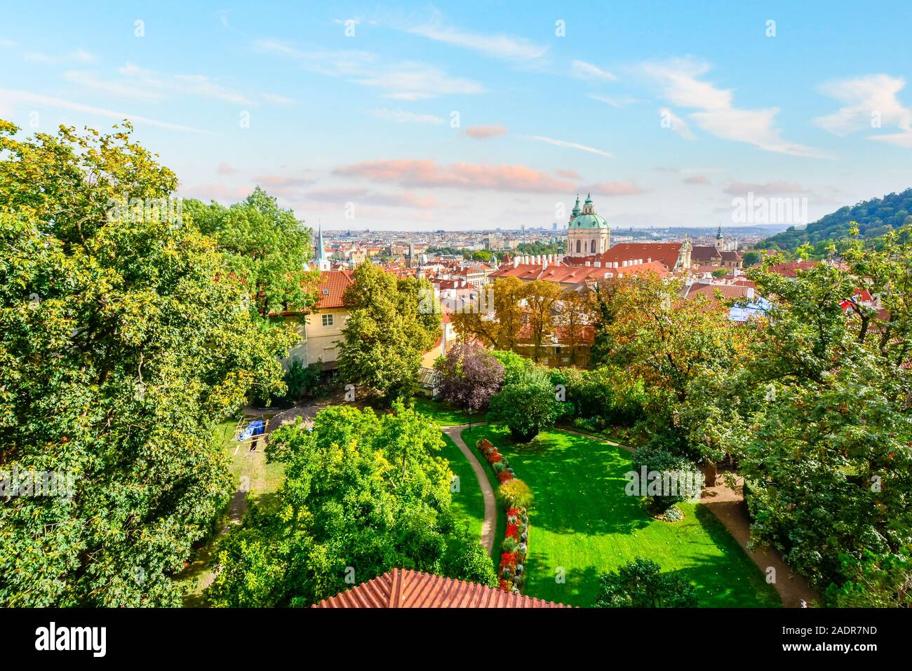 Ein Blick auf die St. Nikolaus Kirche, die Kleinseite und die Altstadt von Prag Die Prager Burg Stockfoto