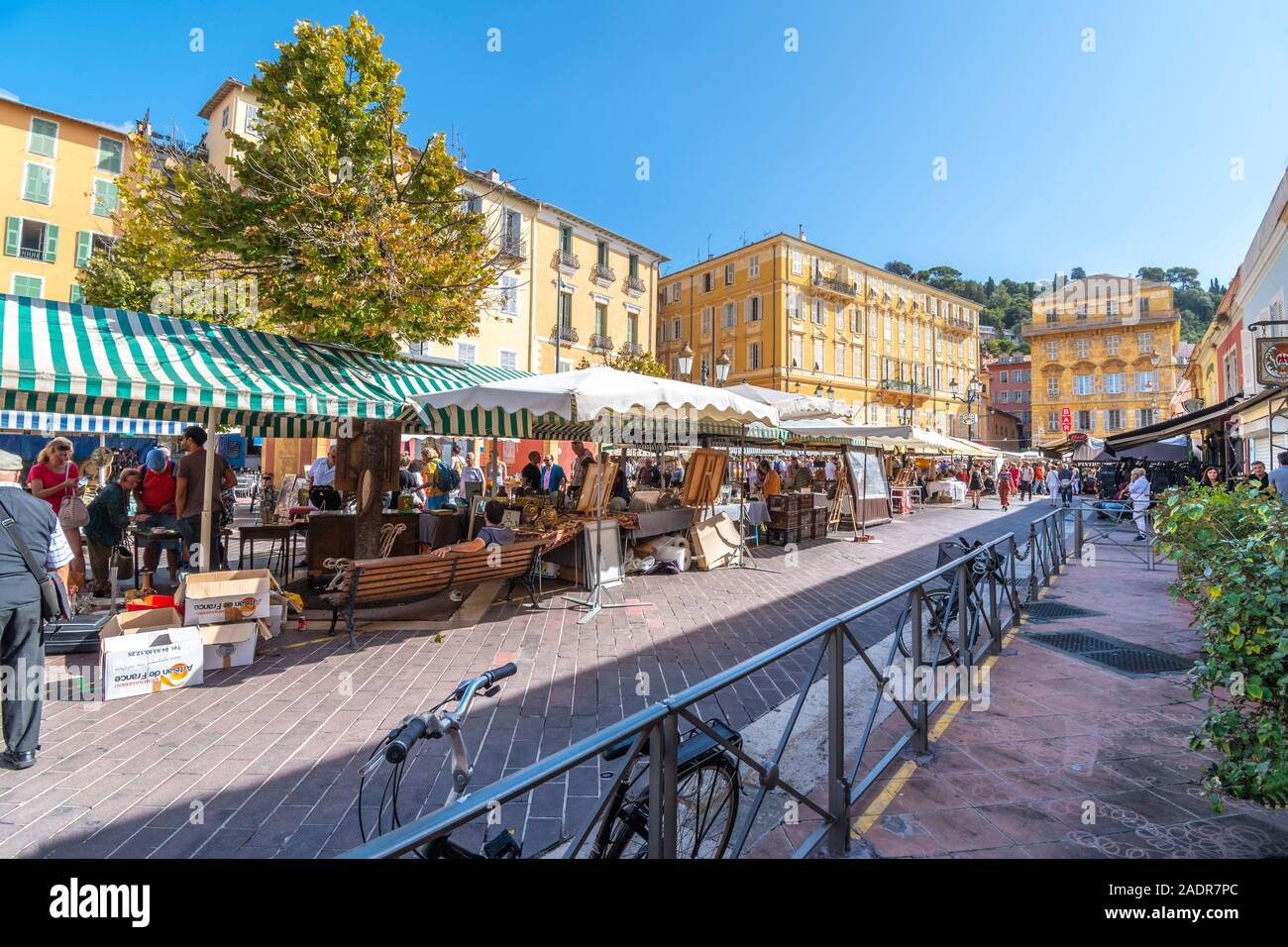 Ein beschäftigter Sommer morgen am Cours Saleya Flohmarkt in der Altstadt von Nizza an der französischen Riviera. Stockfoto