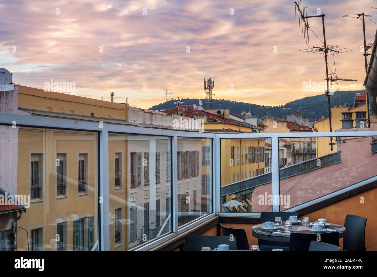 Ansicht aus einem Café auf dem Dach der Antennen und Satellitenschüsseln drängen die Oberseiten der historischen Gebäude in der Altstadt von Nizza, Frankreich an disl Stockfoto