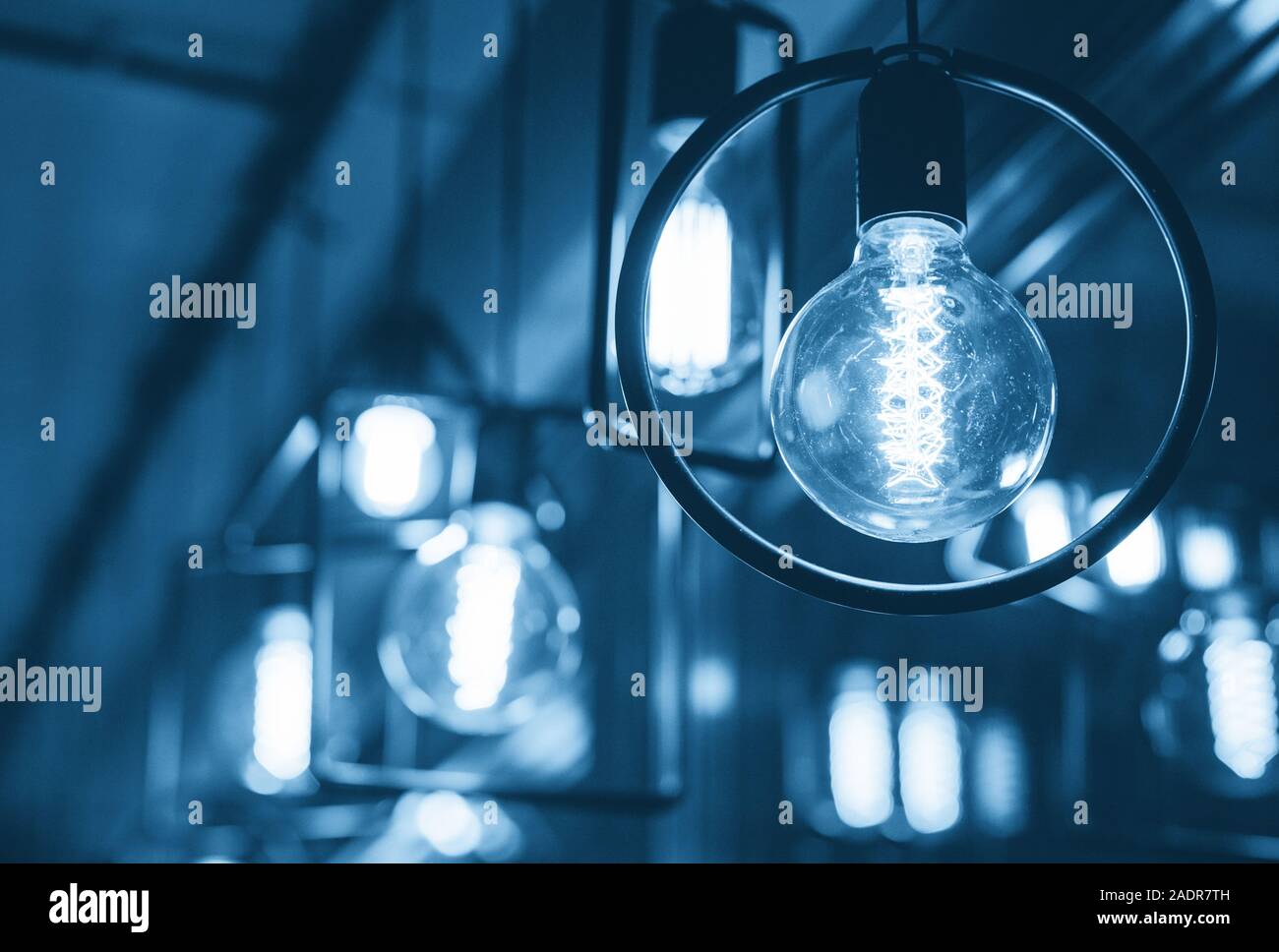 Vintage Wolframwendel mehrere Lampen Tönen in der Farbe des Jahres 2020 Classic blau. Stockfoto