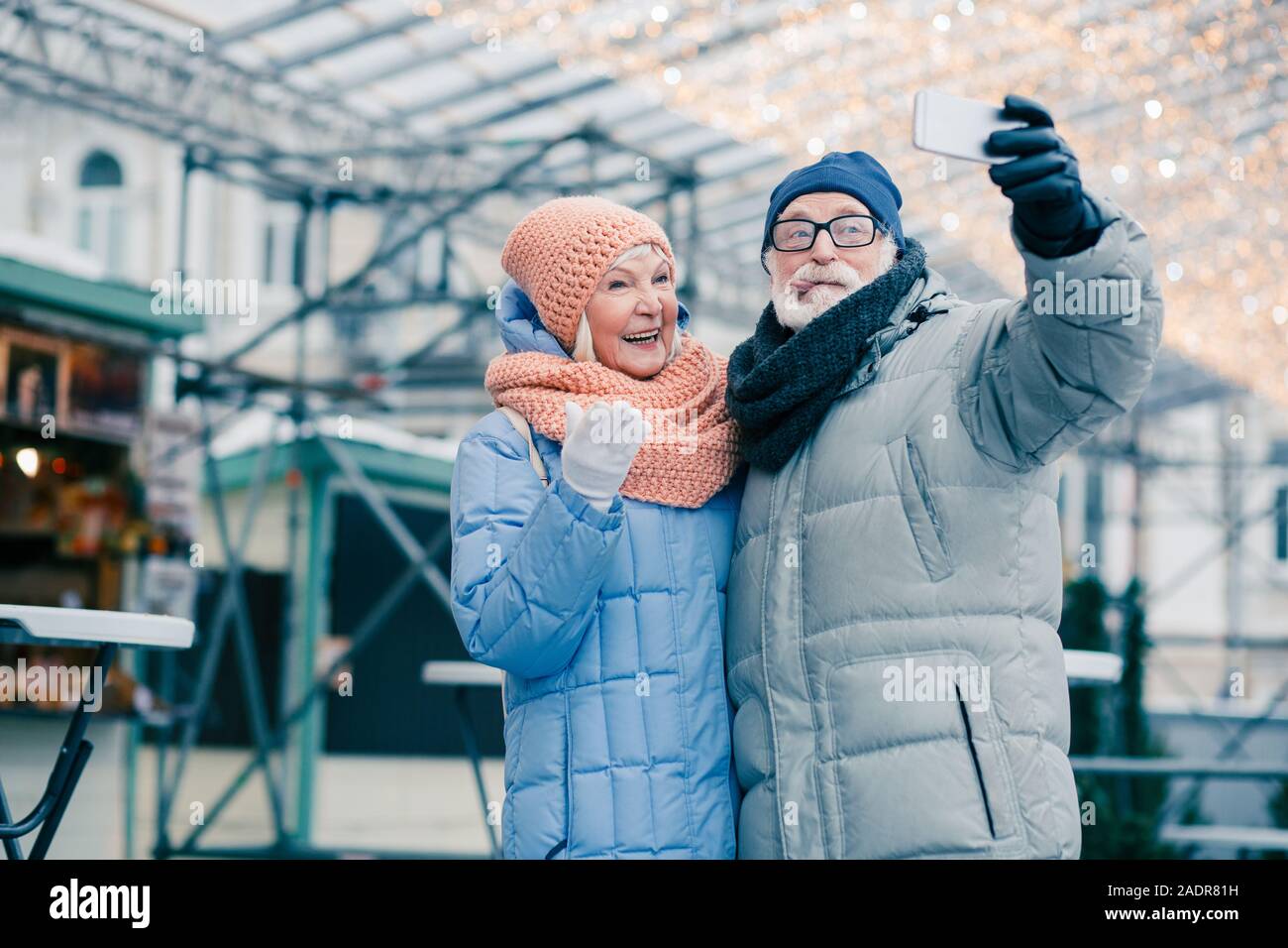 Positive Rentner unter Lustig selfie im Freien Stockfoto