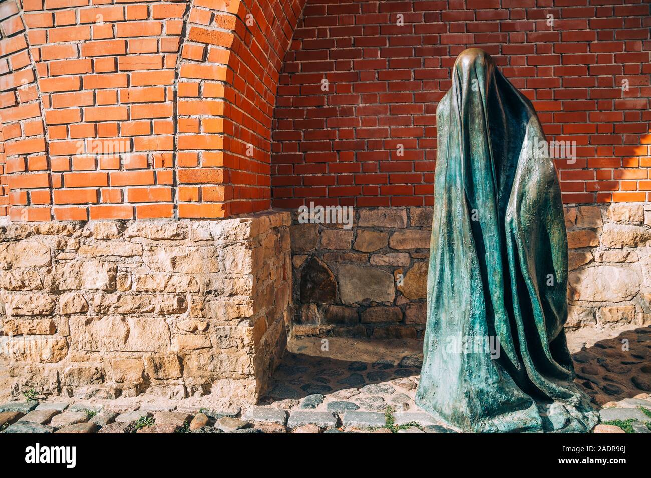 Riga, Lettland - 11. August 2019: Alte Stadtmauer und Skulptur Stockfoto