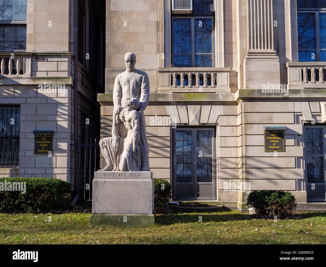 Hoffnung und Hilfe Statue. Internationale Hochschule der Chirurgen, Chicago, Illinois. Stockfoto