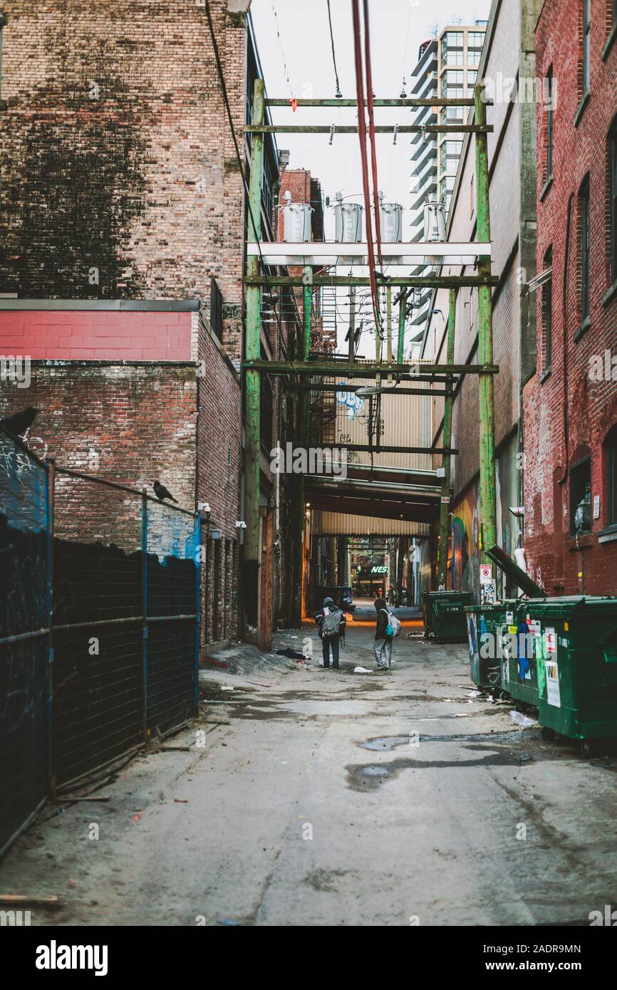 Vancouver, British Columbia - Dez 3, 2019: einsame Gasse - weg mit Overhead Power Kabel, Mülltonnen. Gastown Bereich Stockfoto