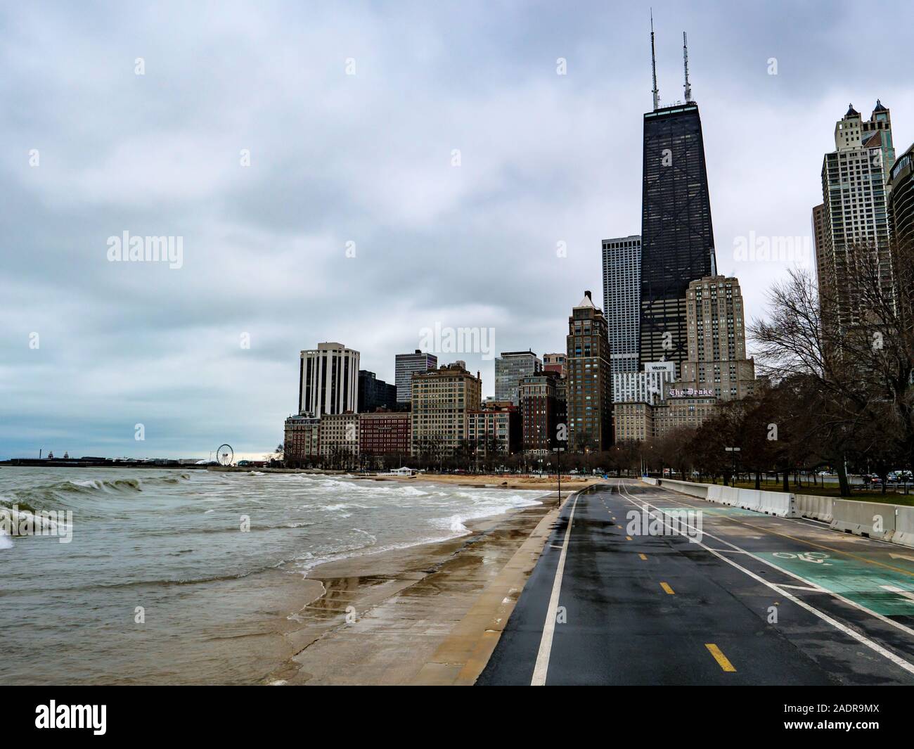 Chicagos Seeufer Fahrradweg und seawall bei hohen Wellen und Sturmflut. Stockfoto
