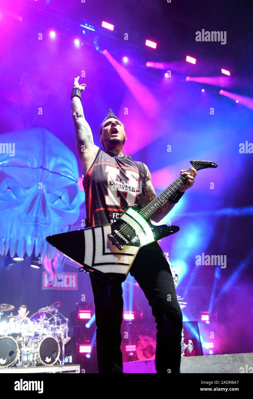 Dezember 2, 2019, Norfolk, Virginia, USA: JASON HOOK von Five Finger Death Punch kommt zu dem Chartway Arena in der Old Dominion University, Norfolk, Virginia auf 2 Decemberr 2019. (Bild: © Jeff Moore/ZUMA Draht) Stockfoto