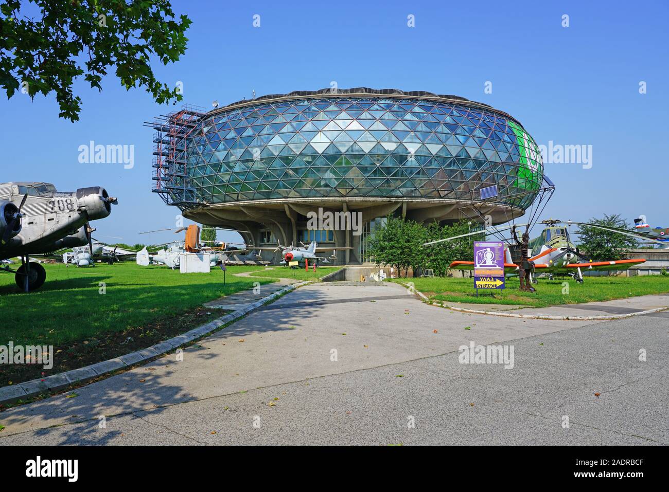 Belgrad, SERBIEN-19 Jun 2019 - Blick auf das Wahrzeichen Aeronautical Museum Belgrad (Ehemaligen jugoslawischen Luftfahrttechnischen Museum) Neben der Belgrader Ni entfernt Stockfoto
