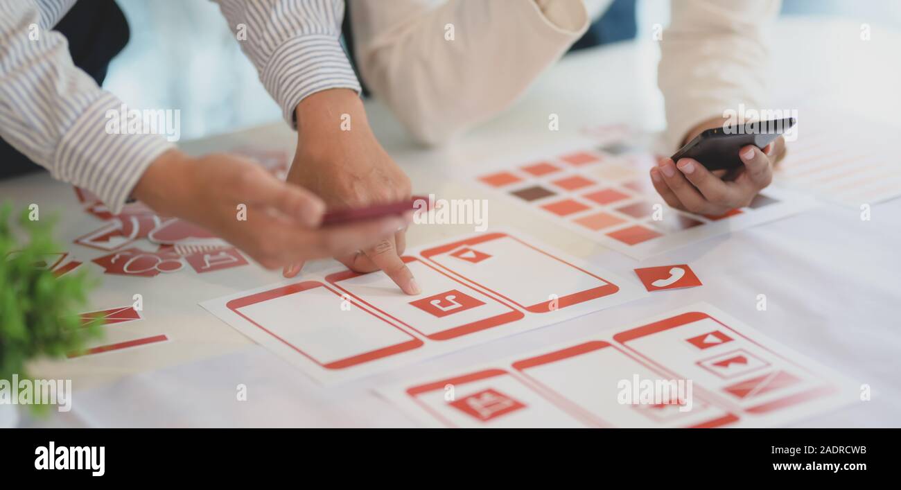 Screenshot des Young Professional UX Web Entwickler arbeiten auf dem Smartphone zusammen 7/8 Stockfoto