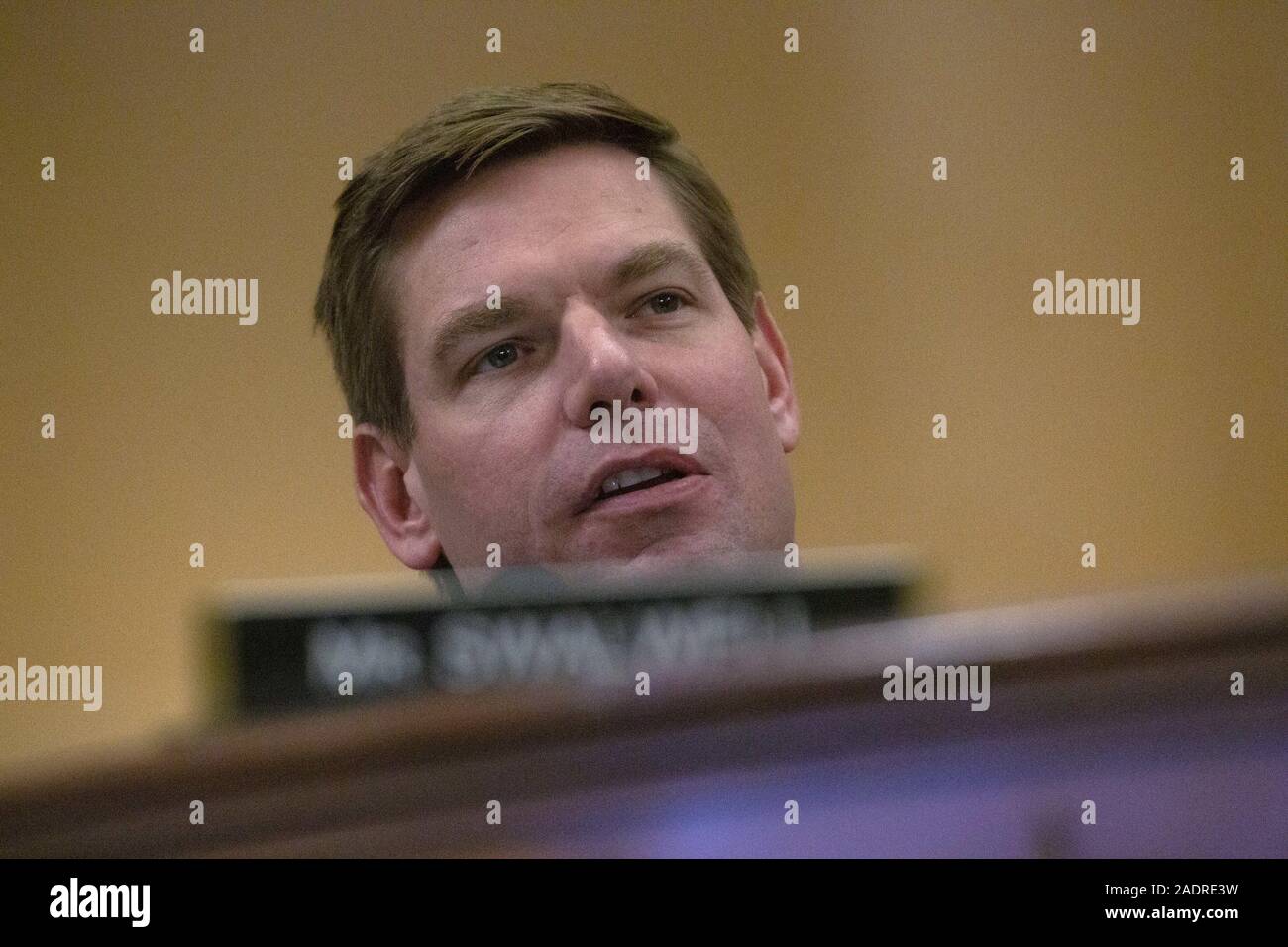 Washington, District of Columbia, USA. 4. Dez, 2019. United States Vertreter Eric Swalwell (Demokrat aus Kalifornien) spricht während des United States House Committee auf die Justiz Anhörung mit Verfassungsrecht Experten Noah Feldman, der Harvard University, Pamela Karlan, von der Stanford University, Michael Gerhardt, der Universität von North Carolina und Jonathan Turley von der George Washington University Law School auf dem Capitol Hill in Washington, DC, USA am Mittwoch, 4. Dezember 2019. Credit: Stefani Reynolds/CNP/ZUMA Draht/Alamy leben Nachrichten Stockfoto