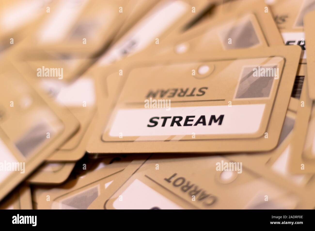 Stream Wort auf eine gelbe Karte, geringe Tiefenschärfe. Mehrere Karten aus sichtbar. Konzept der Streaming, livestreaming, Stockfoto
