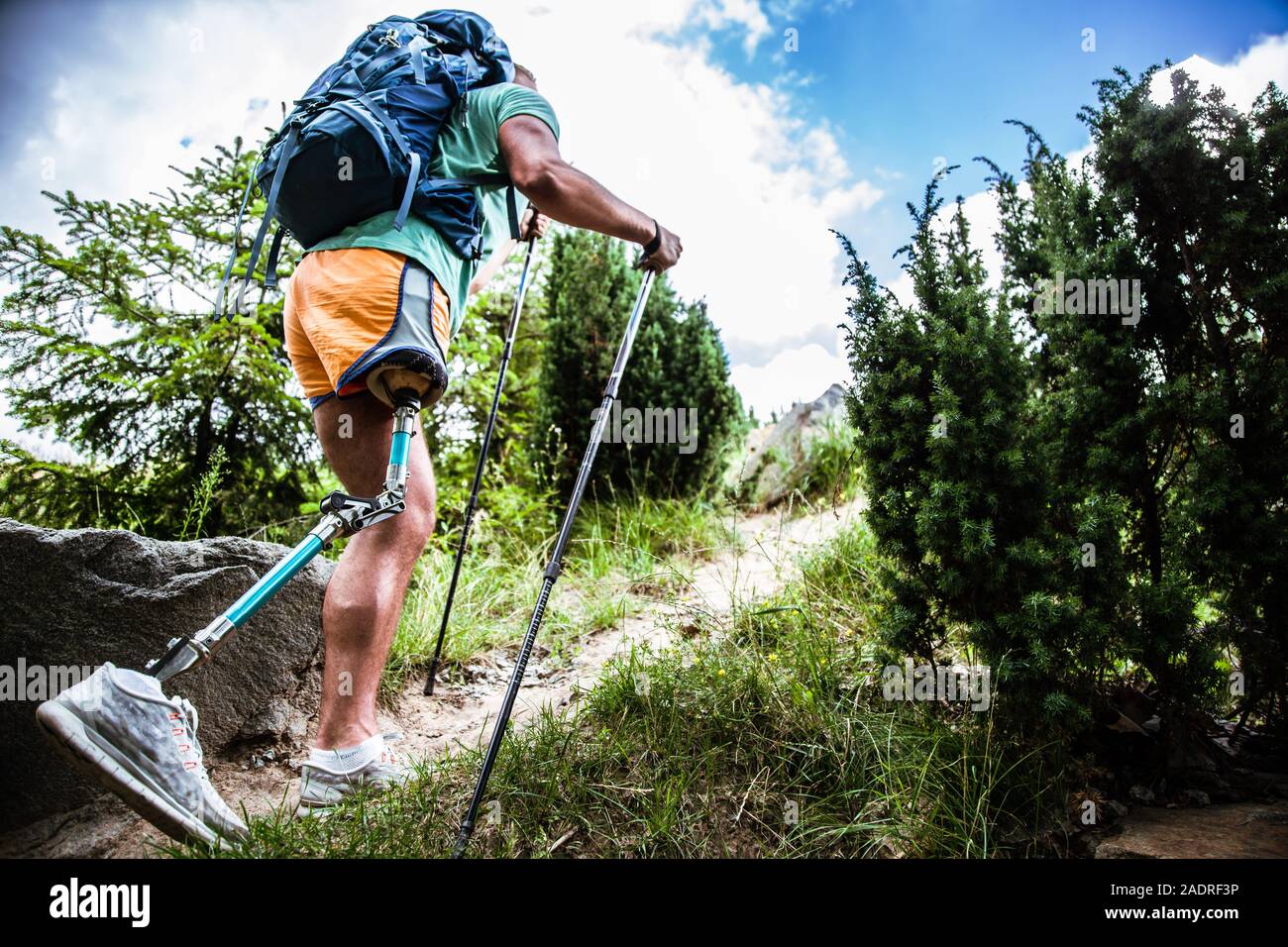 Low Angle ein Mann mit Prothese versuchen, Nordic walking Sport Stockfoto