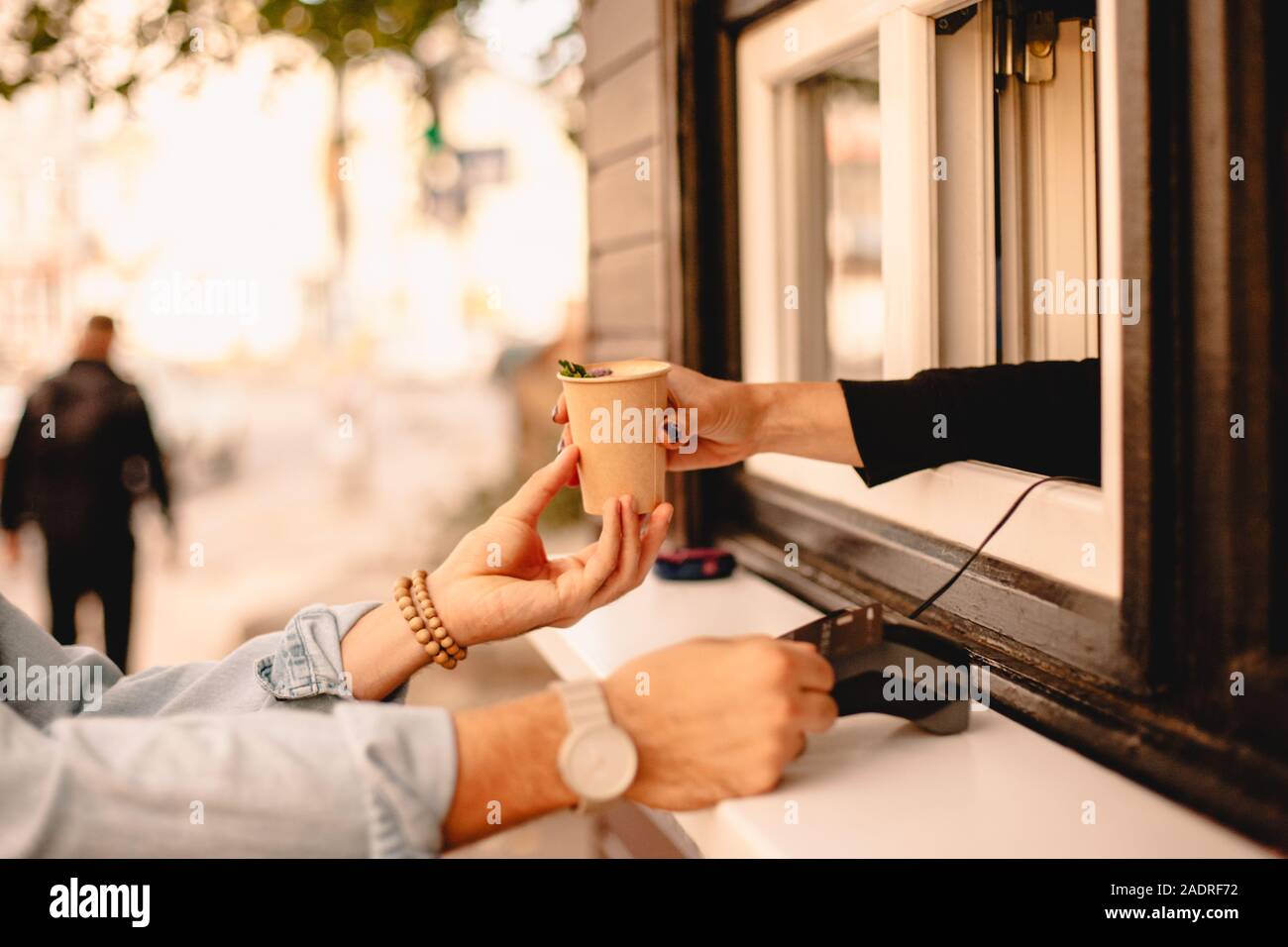 Kunden Bezahlung mit Kreditkarte Kaffee kaufen auf Stadt. Stockfoto