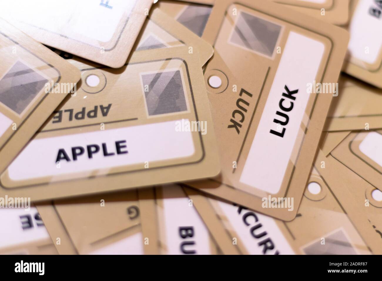 Apple und Glück Wort auf eine gelbe Karte, geringe Tiefenschärfe. Mehrere Karten aus sichtbar. Fokus auf Glück. Glück von Apple Stockfoto