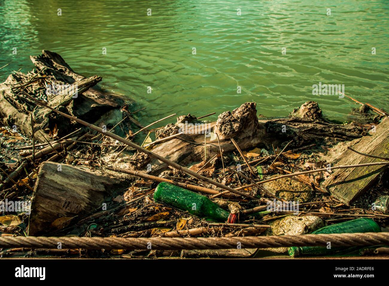 Green river mit Müll verschmutzt Stockfoto