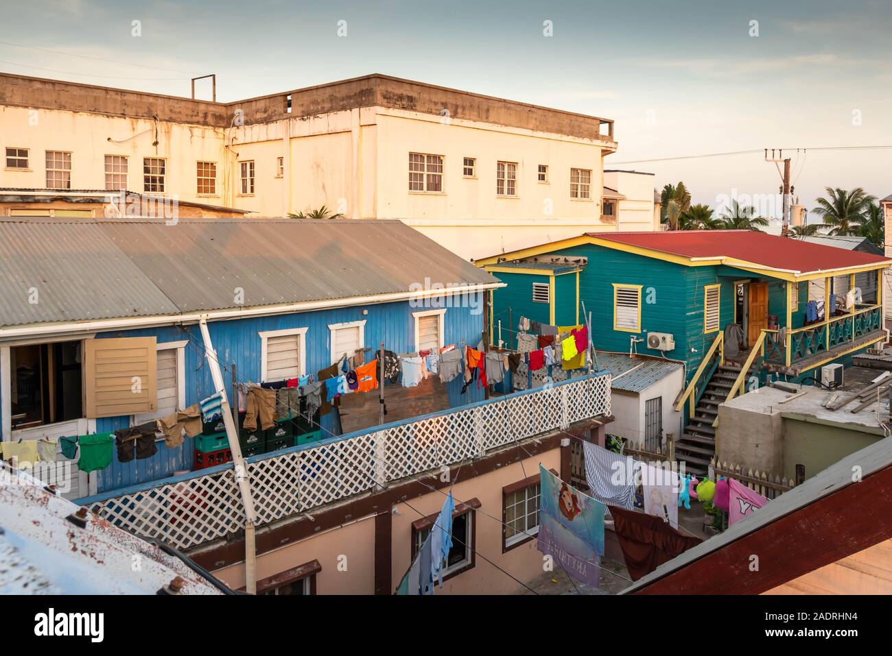 San Pedro, Ambergris Caye, Belize - November, 15, 2019. Ein Blick auf die Stadt bei Sonnenuntergang von der Dachterrasse. Stockfoto