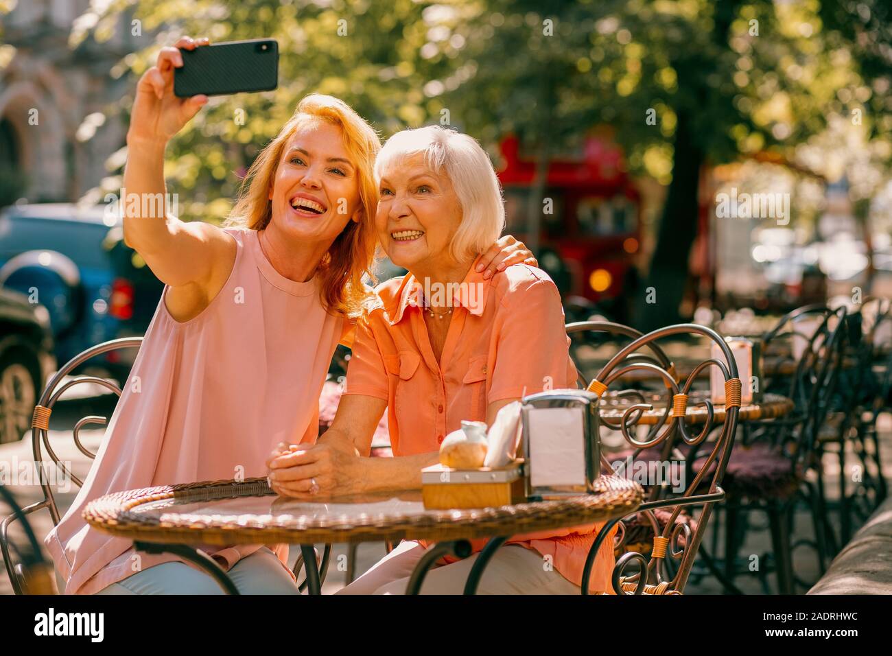 Glückliche erwachsene Frau unter selfie mit Mutter Foto Stockfoto
