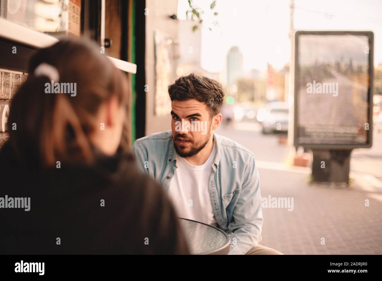 Paar sprechen während der Sitzung im Straßencafé Stockfoto
