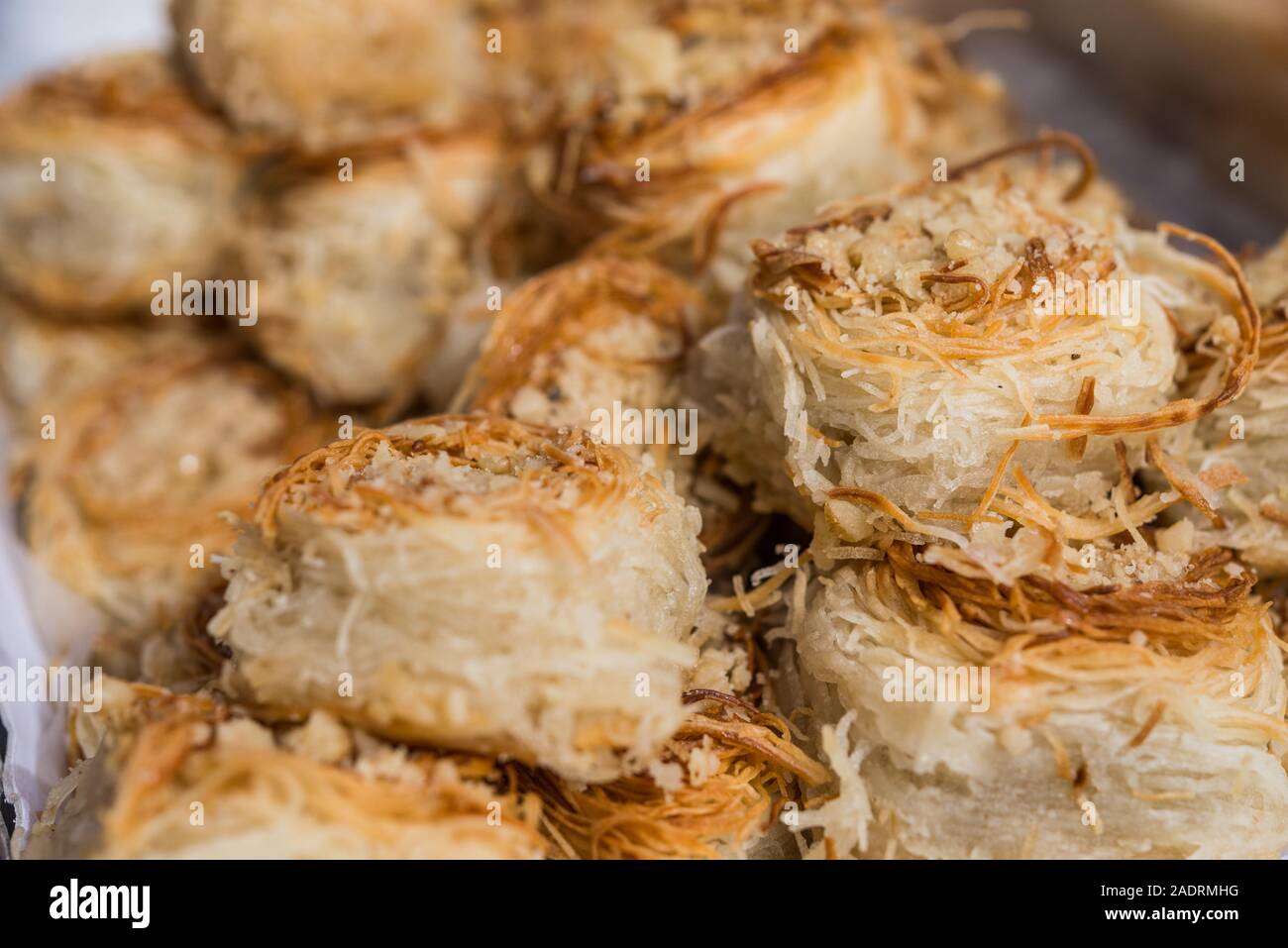 Birds Nest knafeh kunafa arabisch arabische süßes Dessert Essen zu einem Street Food Markt. Stockfoto