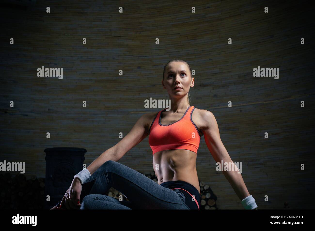 Selbstbewussten jungen Dame ihre Körper stretching an der sportlichen Ausbildung Stockfoto