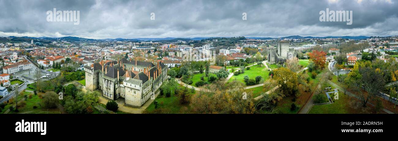 Luftaufnahme von Guimaraes Castle auf der Sieben Wunder von Portugal mit dramatischen Himmel Stockfoto