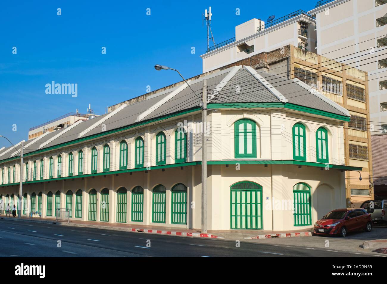 Außenansicht der MRT-Station Sam Yot (Yod), Bangkok, Thailand, eröffnet 2019 und im Stil der traditionellen Chinesischen geschäftshäusern der Fläche ausgelegt Stockfoto