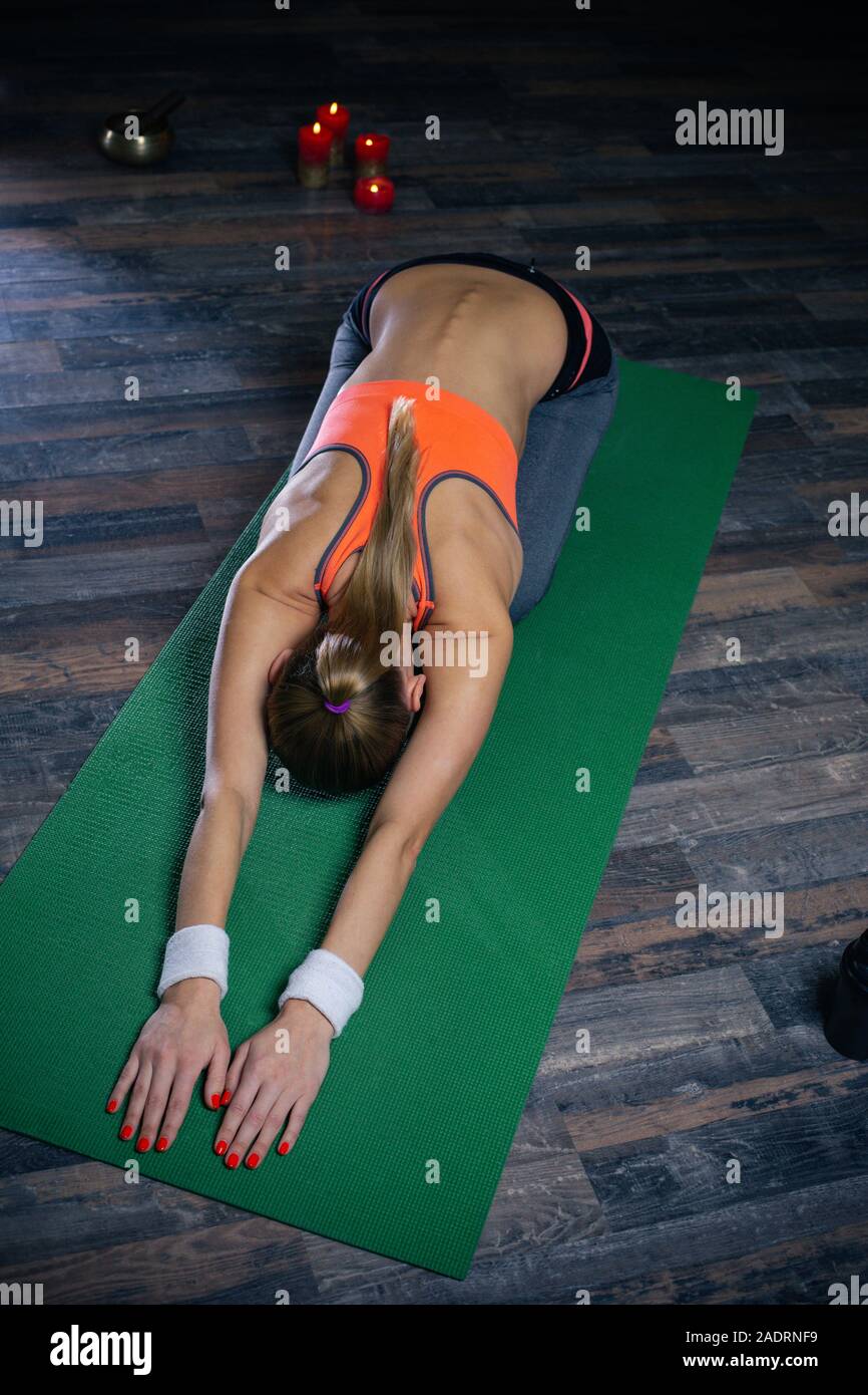 Blick von oben auf die junge sportliche Dame Zurückbiegen auf der Yogamatte Stockfoto