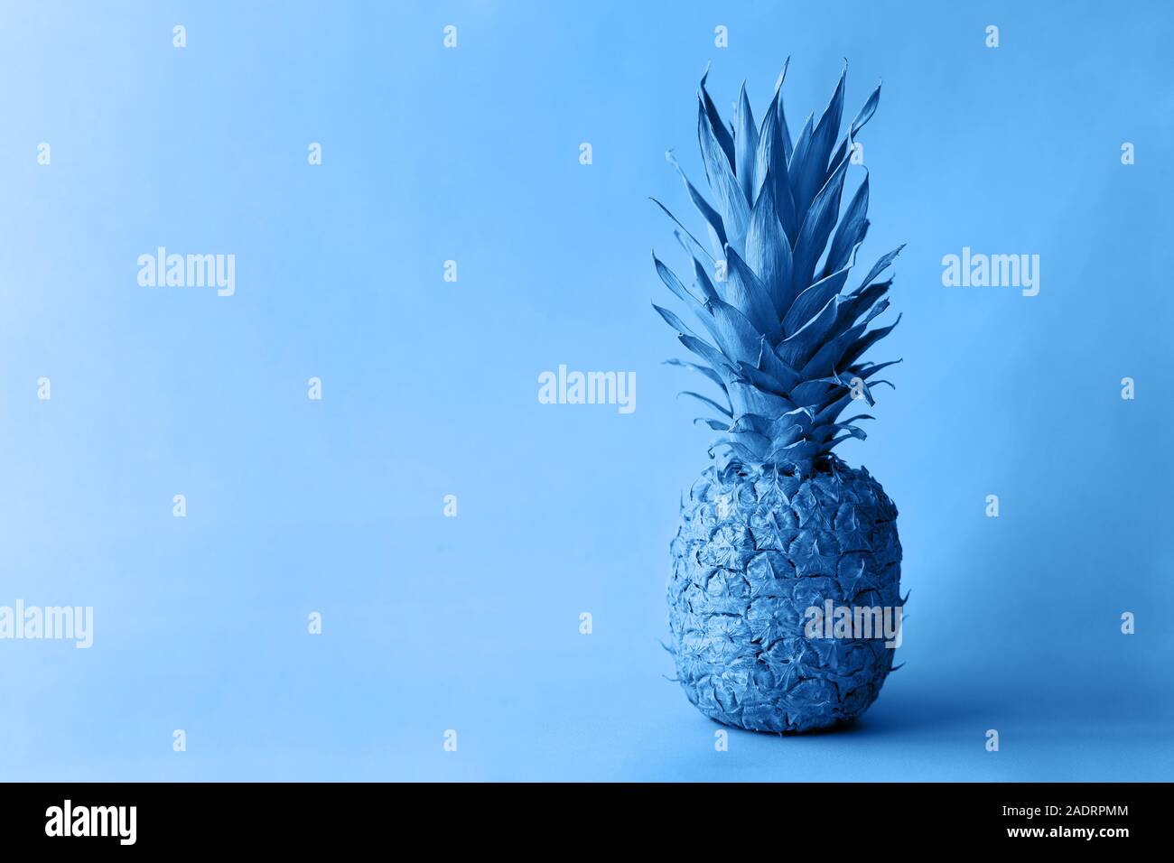Ananas auf einem sauberen blauen Hintergrund, Farbe Konzept des Jahres. Stockfoto