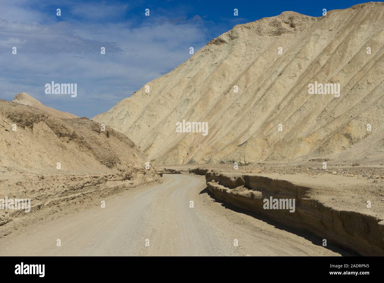 Straße durch ein trockenes Flussbett, in der Wüste von Death Valley, Death Valley, Kalifornien, USA Stockfoto