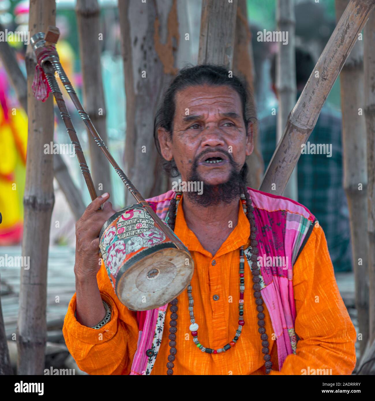 Shantiniketan/Indien - November 30,2019. Ein folk Singer (BAUL) führen bei Mela. Stockfoto