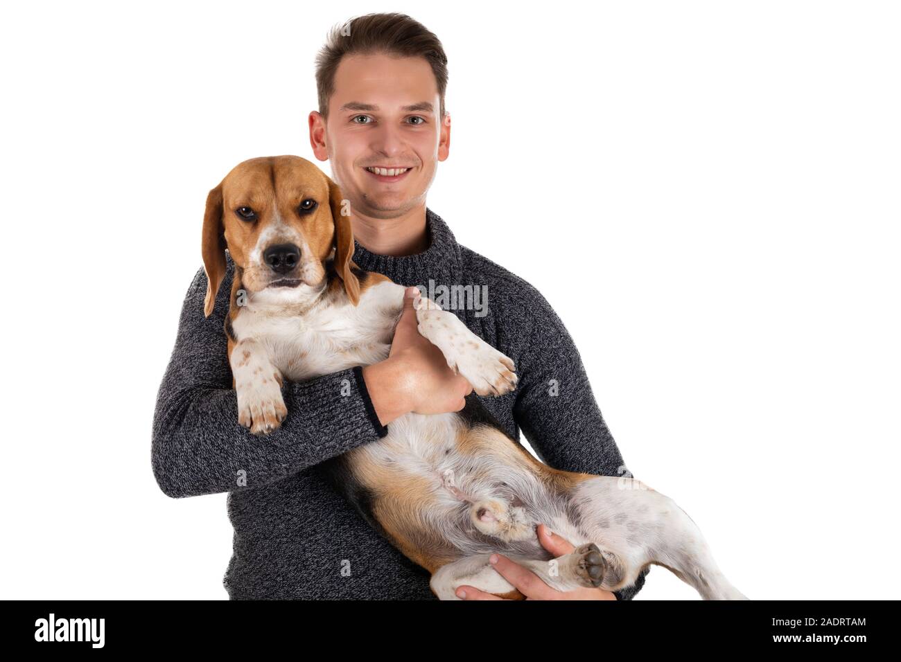 Junger Mann mit einem Tri farbige adorable Beagle auf isolierten Hintergrund Stockfoto