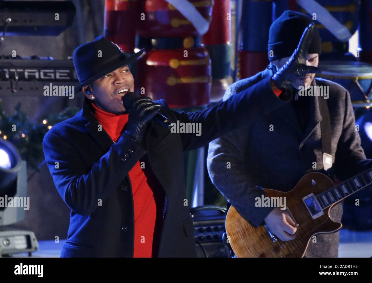 New York, Vereinigte Staaten. 4. Dez, 2019. Ne-Yo führt auf der 87. jährlichen Zeremonie Weihnachtsbaum am Rockefeller Center in New York City am Mittwoch, 4. Dezember 2019. Foto von John angelillo/UPI Quelle: UPI/Alamy leben Nachrichten Stockfoto