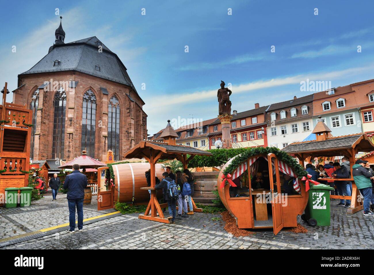 Traditionelle Weihnachtsmarkt vor der Kirche des Heiligen Geistes genannt "Heiliggeistkirche" in Deutsch am Marktplatz im historischen Stadtzentrum Stockfoto