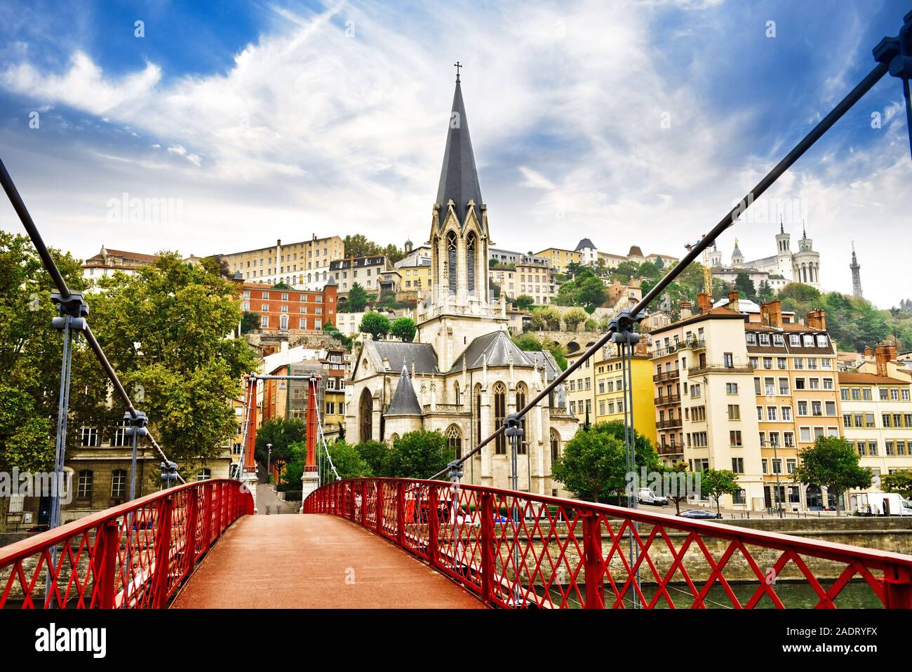 Fußgängerzone Saint Georges Steg und das Saint Georges Kirche in Lyon, Frankreich Stockfoto