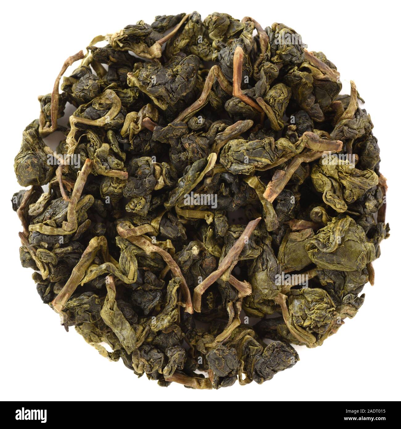 Hochwertige organische chemische Taiwanesischen Tee. Deyang Jin Xuan Goldene Kröte Taiwan Oolong Tee, Runde auf weißem Hintergrund Stockfoto