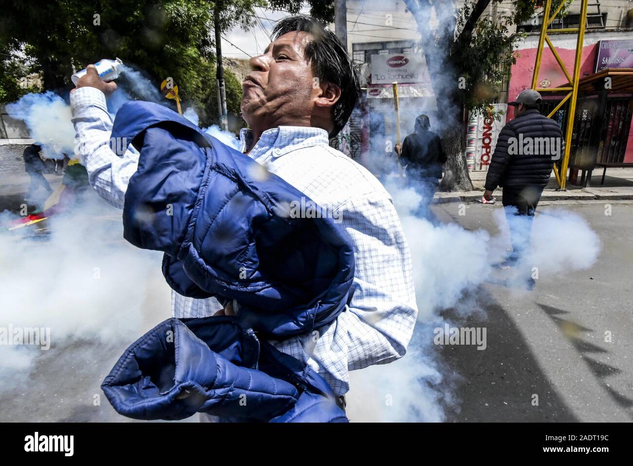 La Paz, La Paz, Bolivien. 4 Nov, 2019. Auseinandersetzungen in La Paz/Bolivien. Eine Demonstrantin zurück geben, ein tränengas greande der Polizei bei Zusammenstößen zwischen pro- und anti Evo Morales Demonstranten. Demonstranten haben auf den Straßen in Bolivien nach der Auszählung der Stimmen auf Oktober 2019 Präsidentschaftswahlen in Kontroverse über einen massiven Betrug aus dem Evo Morales mas Party abgestiegen. die Opposition im Land die Regierung von Präsident Evo Morales beschuldigt hat von Betrug nach der Zählung wurde auf mysteriöse Weise für 24 Stunden, während die Stimmen zählen und verweist auf die Notwendigkeit einer Dezember run-o ausgesetzt Stockfoto